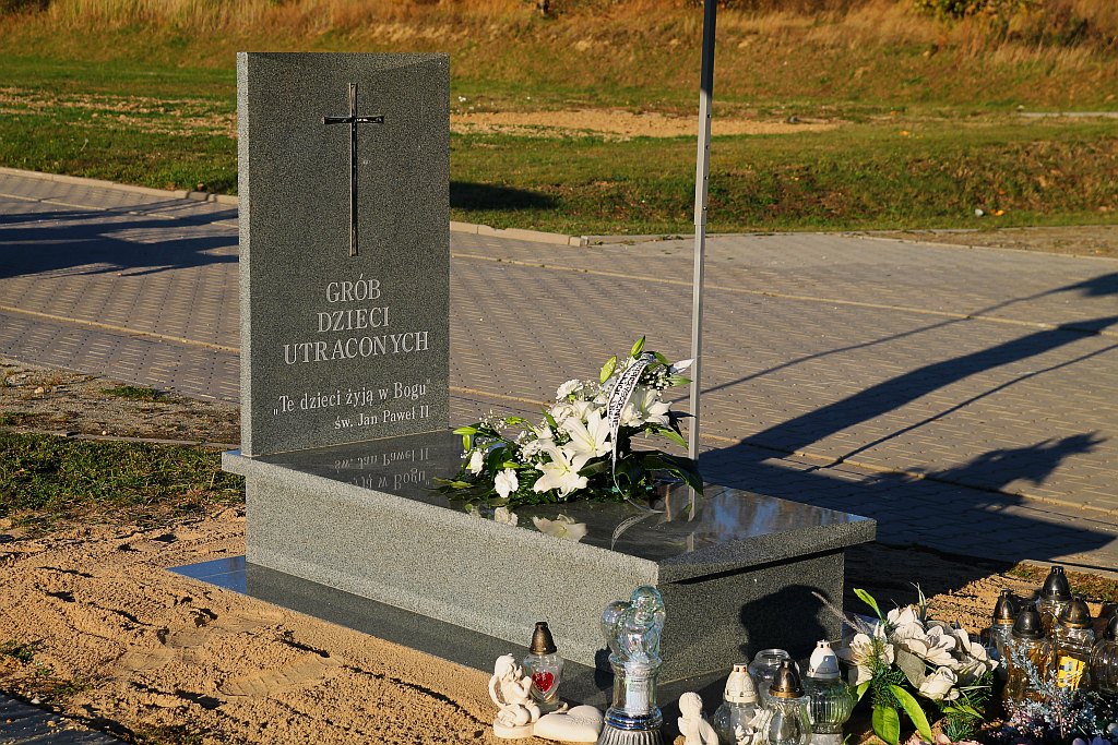 Grób Dzieci Utraconych na cmentarzu w Jaszkowie