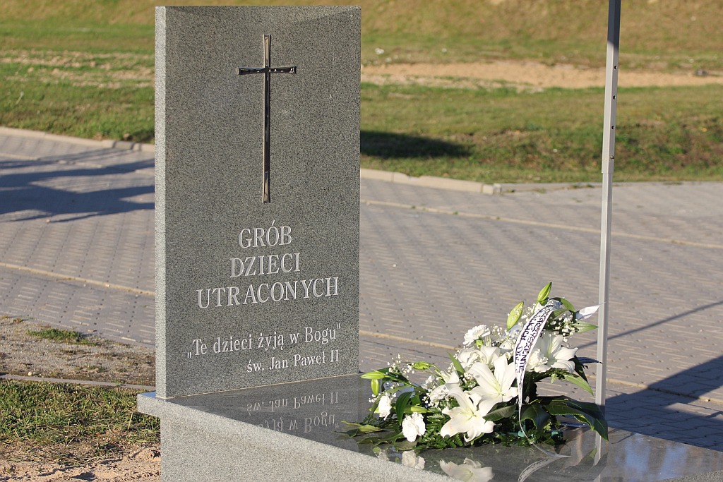 Grób Dzieci Utraconych na cmentarzu w Jaszkowie