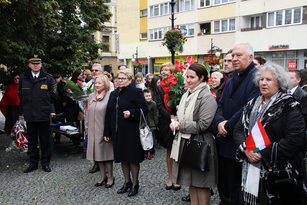 Ambasador Węgier Ursula Kovac odsłoniła tablicę w rynku