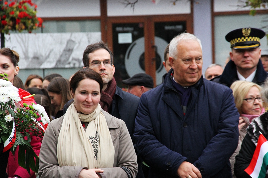 Ambasador Węgier Ursula Kovac odsłoniła tablicę w rynku
