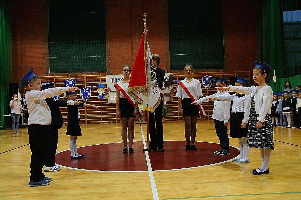 W legnickiej „dwudziestce” odbyło się pasowanie na ucznia