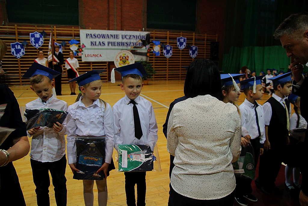 W legnickiej „dwudziestce” odbyło się pasowanie na ucznia