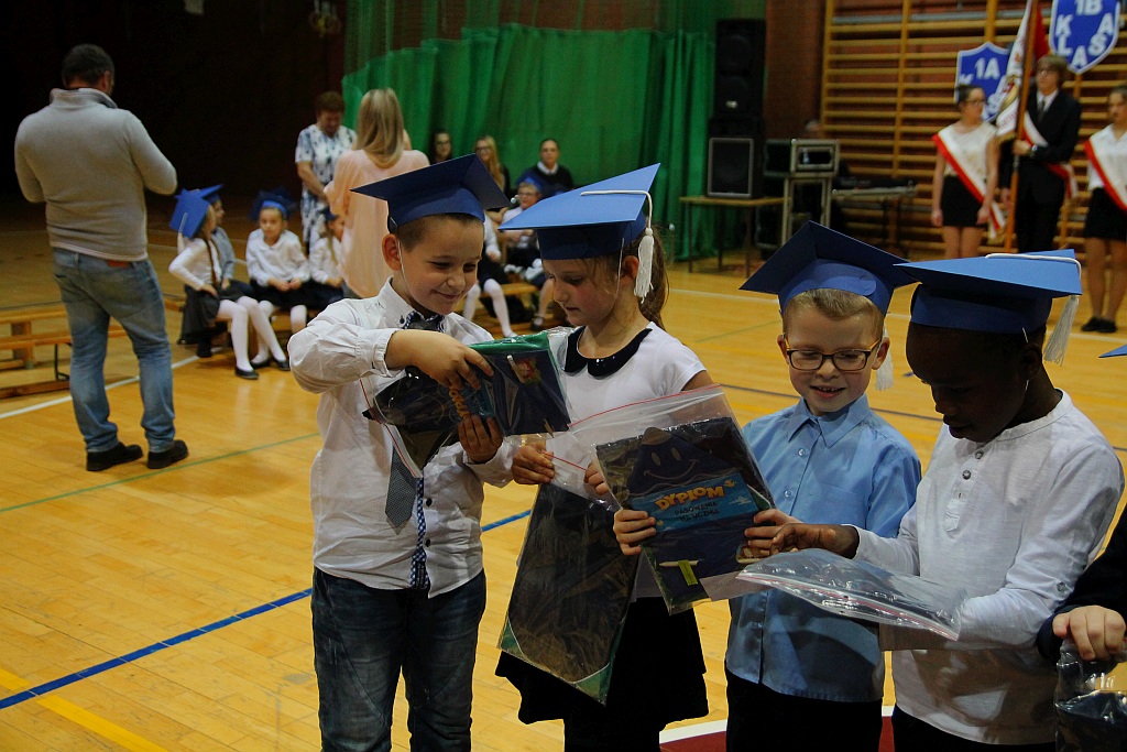 W legnickiej „dwudziestce” odbyło się pasowanie na ucznia