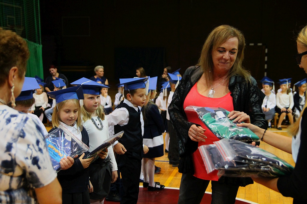 W legnickiej „dwudziestce” odbyło się pasowanie na ucznia