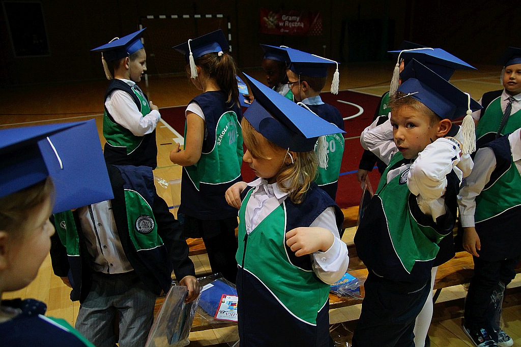 W legnickiej „dwudziestce” odbyło się pasowanie na ucznia