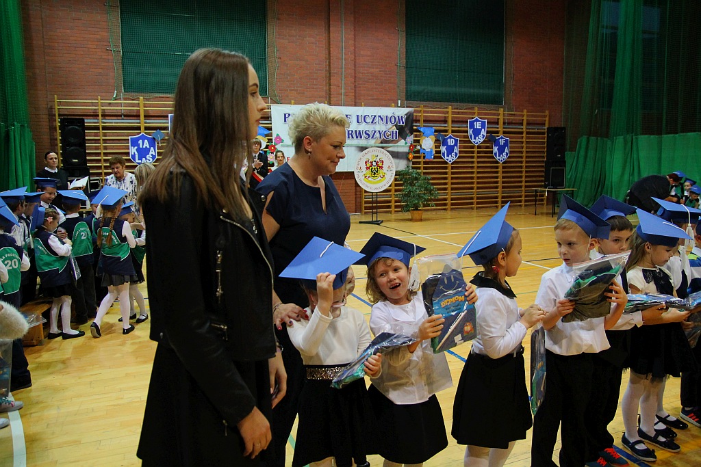 W legnickiej „dwudziestce” odbyło się pasowanie na ucznia