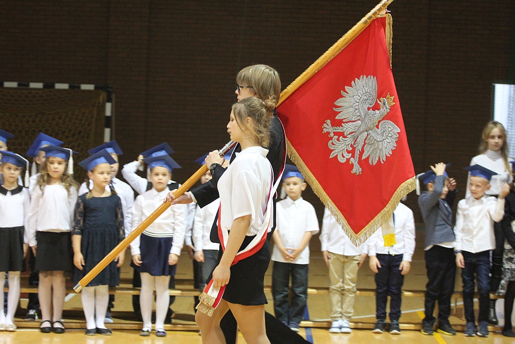 W legnickiej „dwudziestce” odbyło się pasowanie na ucznia