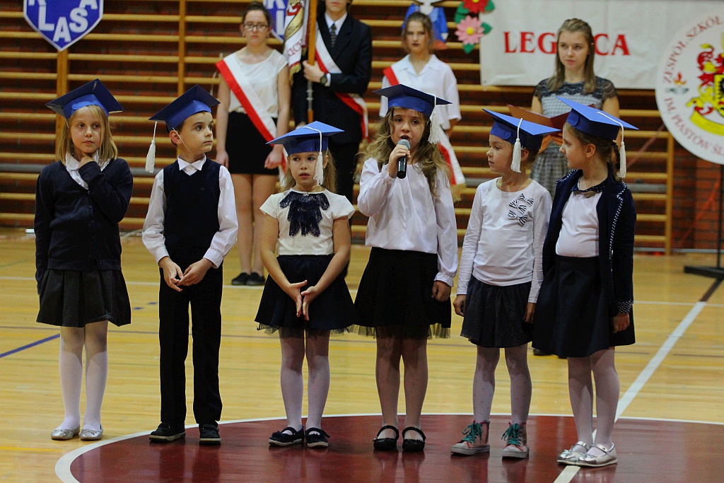 W legnickiej „dwudziestce” odbyło się pasowanie na ucznia