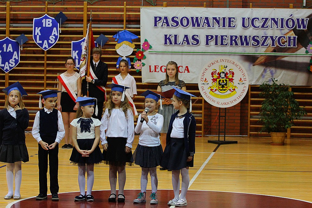 W legnickiej „dwudziestce” odbyło się pasowanie na ucznia