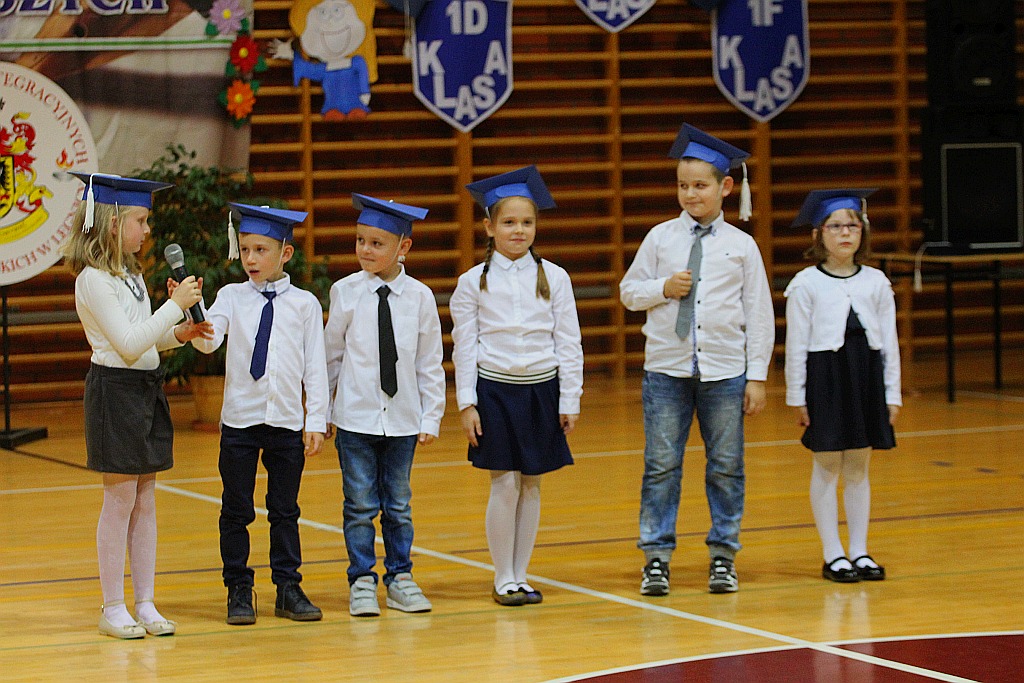 W legnickiej „dwudziestce” odbyło się pasowanie na ucznia