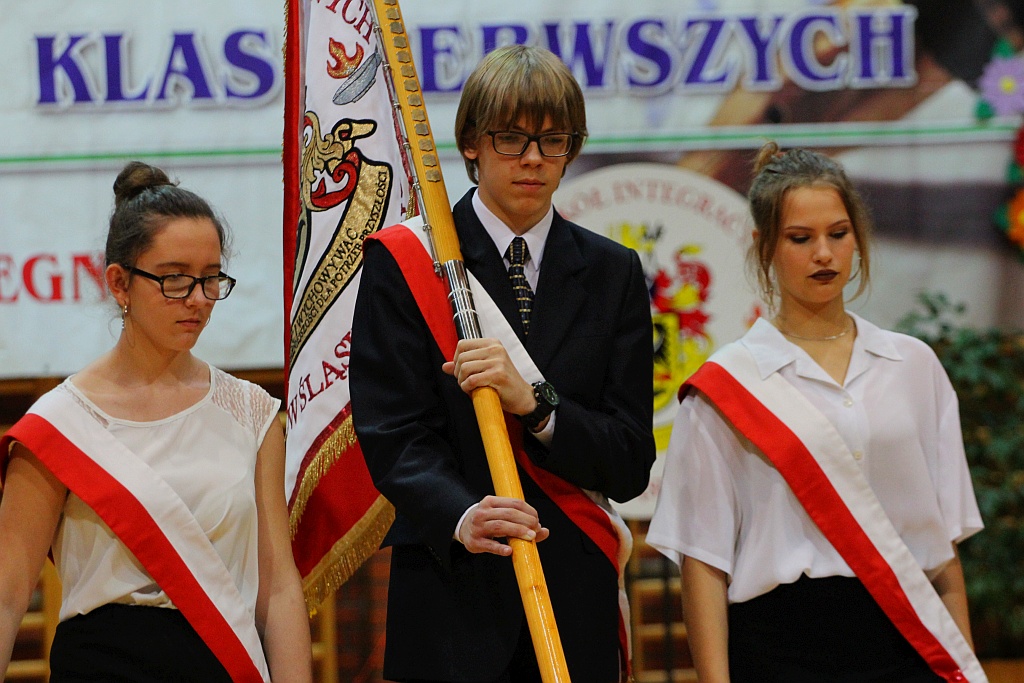 W legnickiej „dwudziestce” odbyło się pasowanie na ucznia