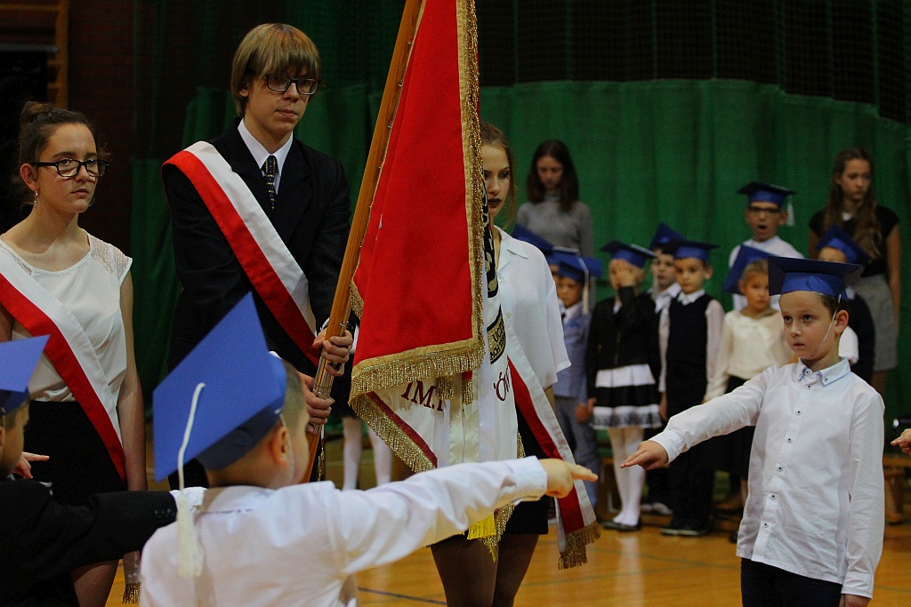 W legnickiej „dwudziestce” odbyło się pasowanie na ucznia