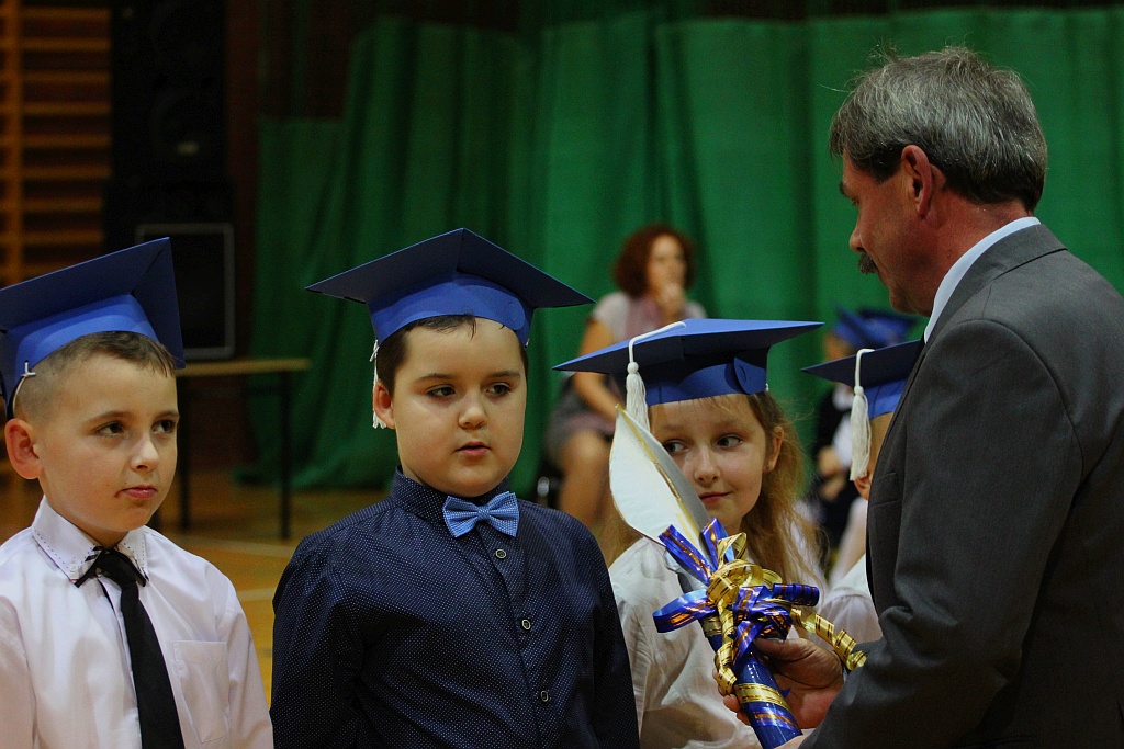 W legnickiej „dwudziestce” odbyło się pasowanie na ucznia