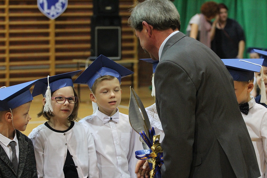 W legnickiej „dwudziestce” odbyło się pasowanie na ucznia