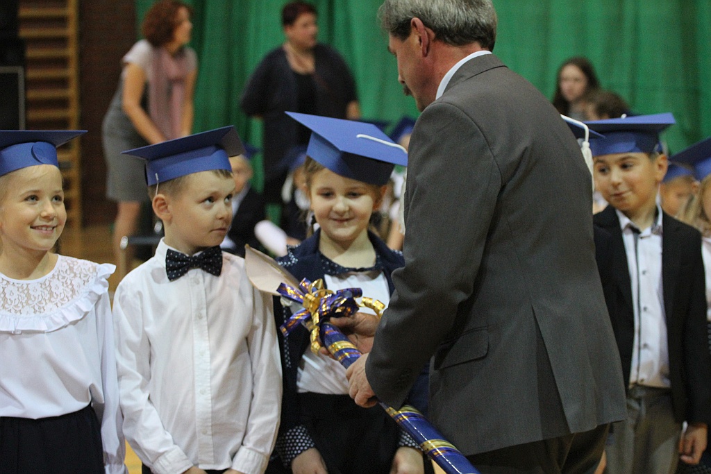 W legnickiej „dwudziestce” odbyło się pasowanie na ucznia