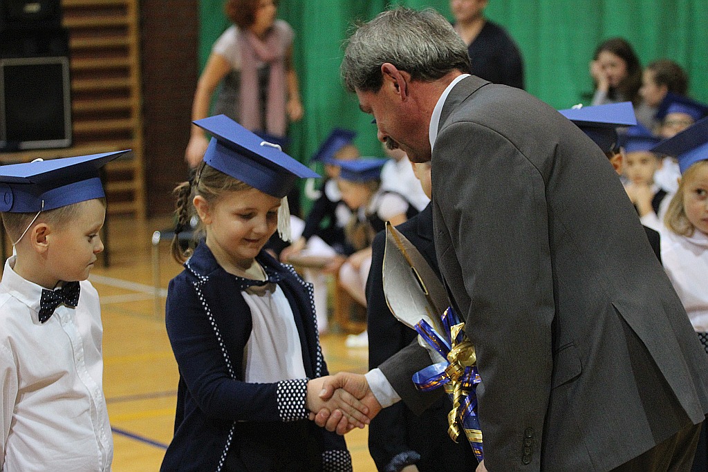 W legnickiej „dwudziestce” odbyło się pasowanie na ucznia