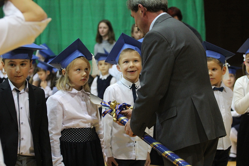 W legnickiej „dwudziestce” odbyło się pasowanie na ucznia