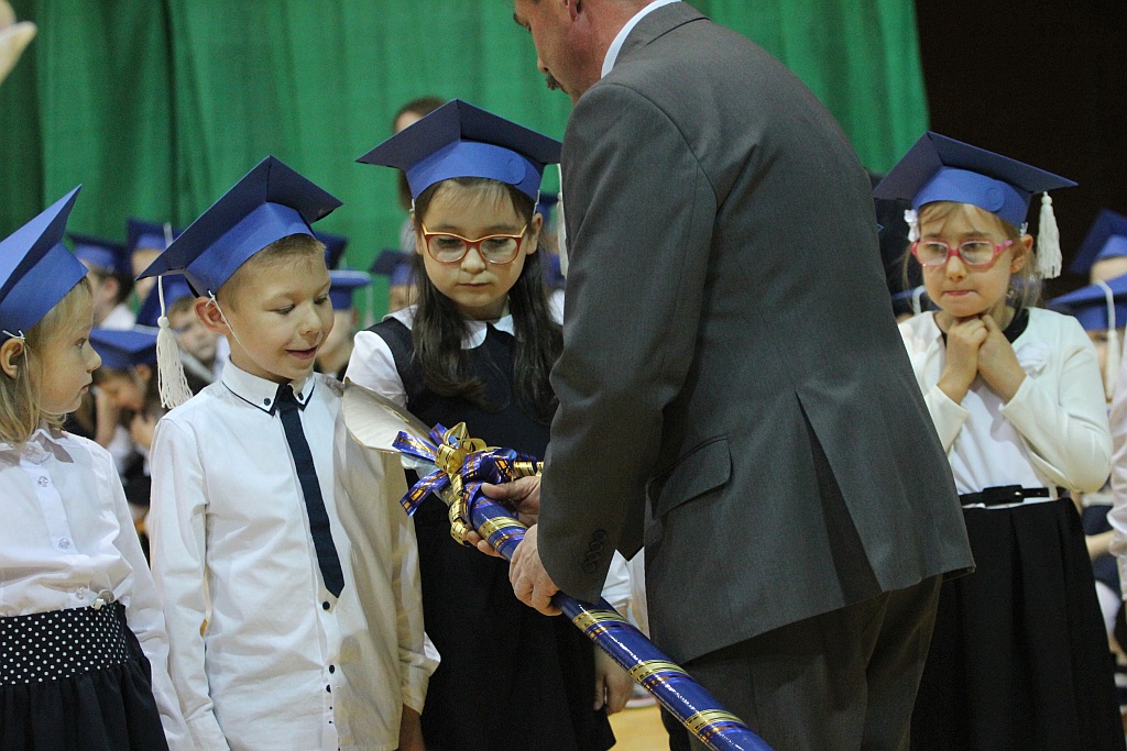 W legnickiej „dwudziestce” odbyło się pasowanie na ucznia