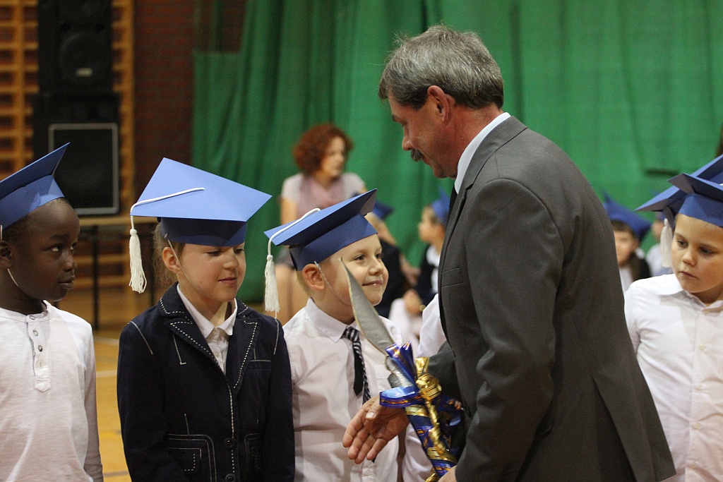 W legnickiej „dwudziestce” odbyło się pasowanie na ucznia