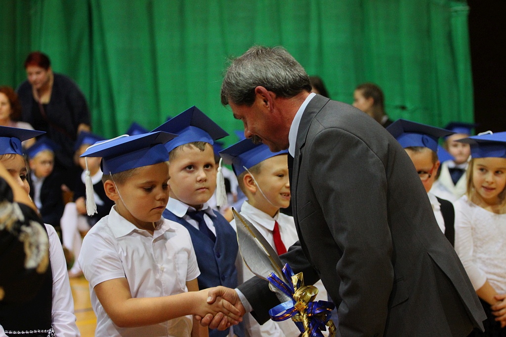 W legnickiej „dwudziestce” odbyło się pasowanie na ucznia