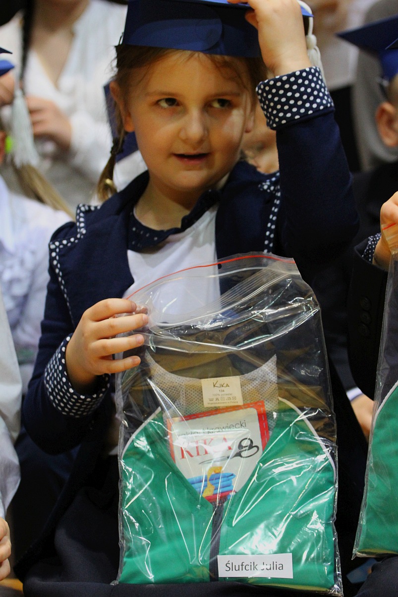 W legnickiej „dwudziestce” odbyło się pasowanie na ucznia