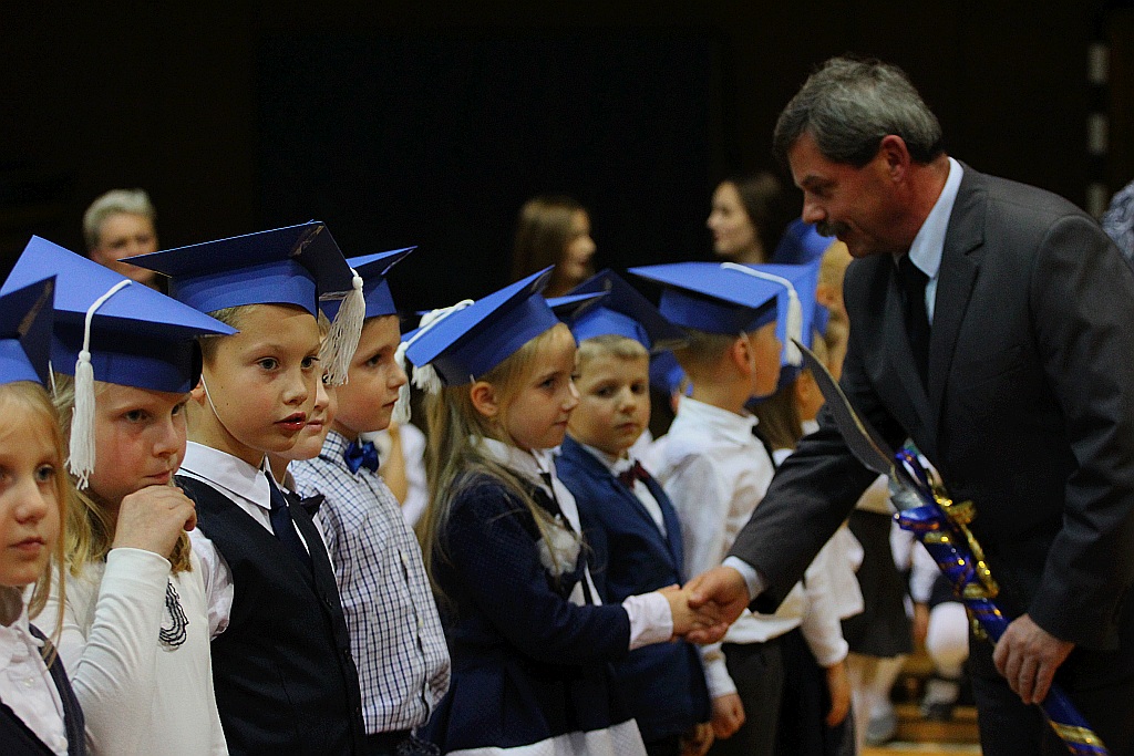 W legnickiej „dwudziestce” odbyło się pasowanie na ucznia