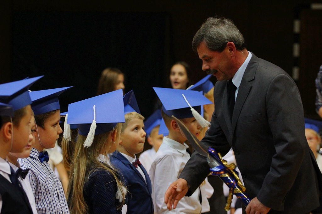 W legnickiej „dwudziestce” odbyło się pasowanie na ucznia