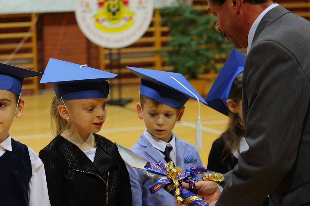 W legnickiej „dwudziestce” odbyło się pasowanie na ucznia