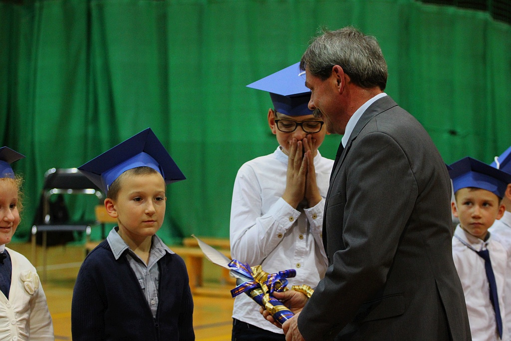 W legnickiej „dwudziestce” odbyło się pasowanie na ucznia