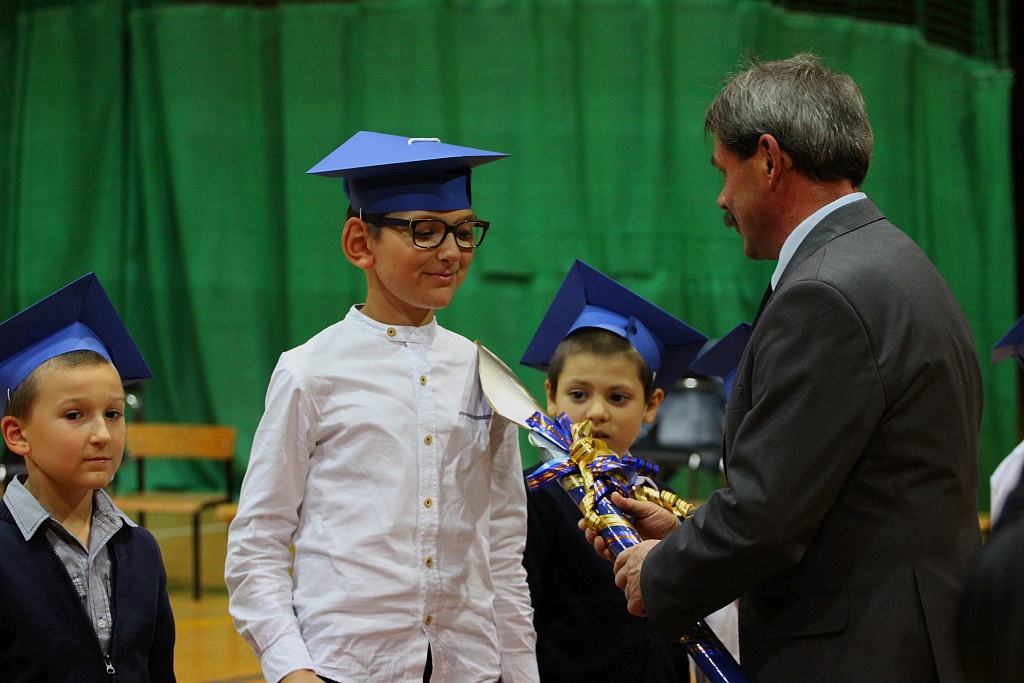 W legnickiej „dwudziestce” odbyło się pasowanie na ucznia