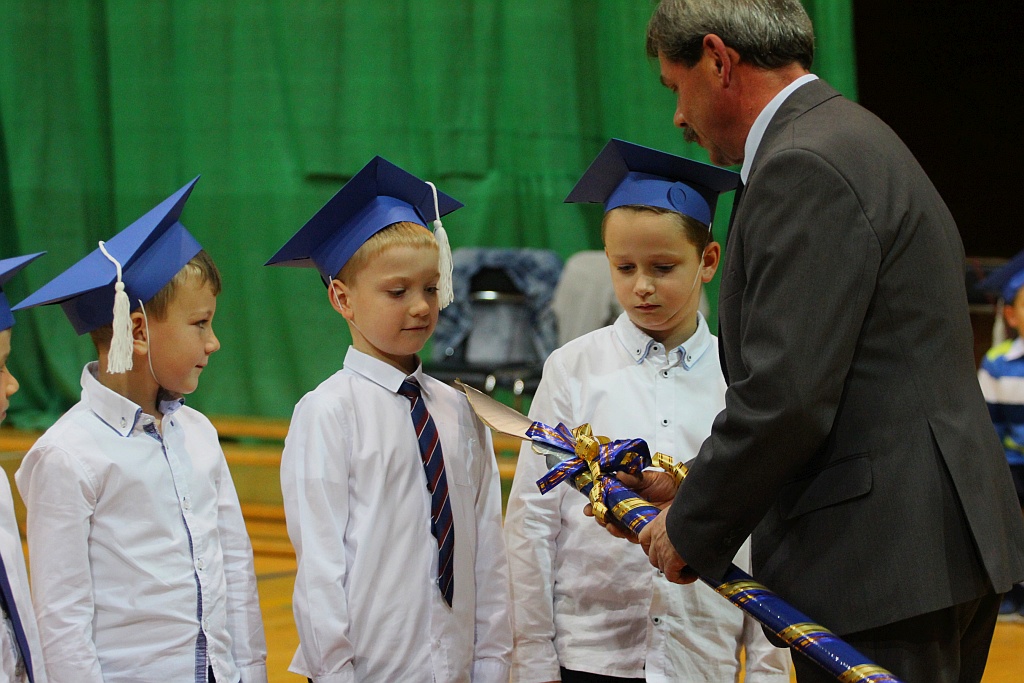 W legnickiej „dwudziestce” odbyło się pasowanie na ucznia