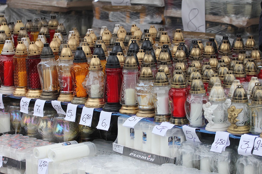 Rozpoczęła się sprzedaż kwiatów, stroików i zniczy na groby