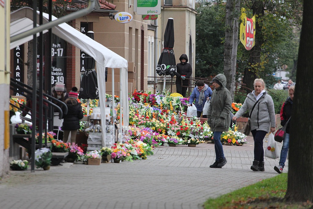 Rozpoczęła się sprzedaż kwiatów, stroików i zniczy na groby