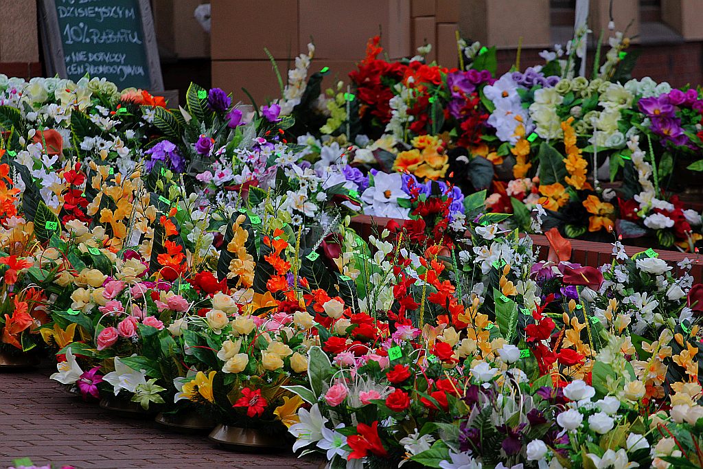 Rozpoczęła się sprzedaż kwiatów, stroików i zniczy na groby