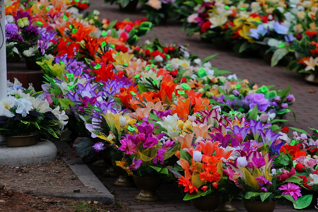 Rozpoczęła się sprzedaż kwiatów, stroików i zniczy na groby