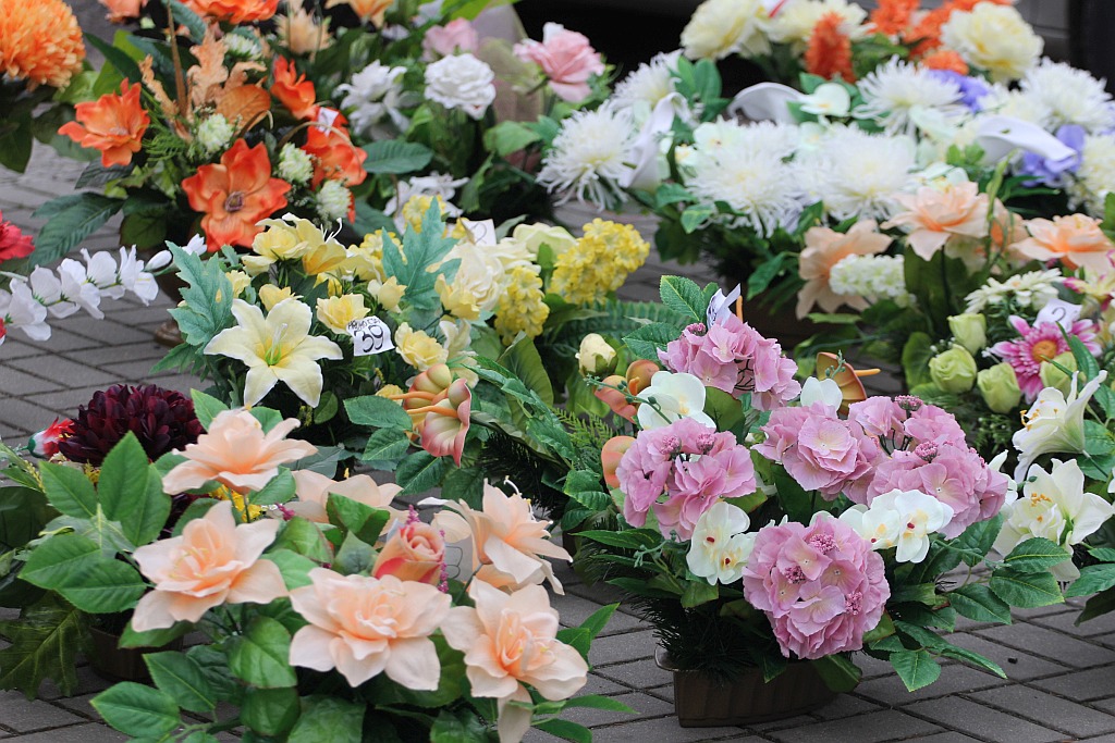 Rozpoczęła się sprzedaż kwiatów, stroików i zniczy na groby