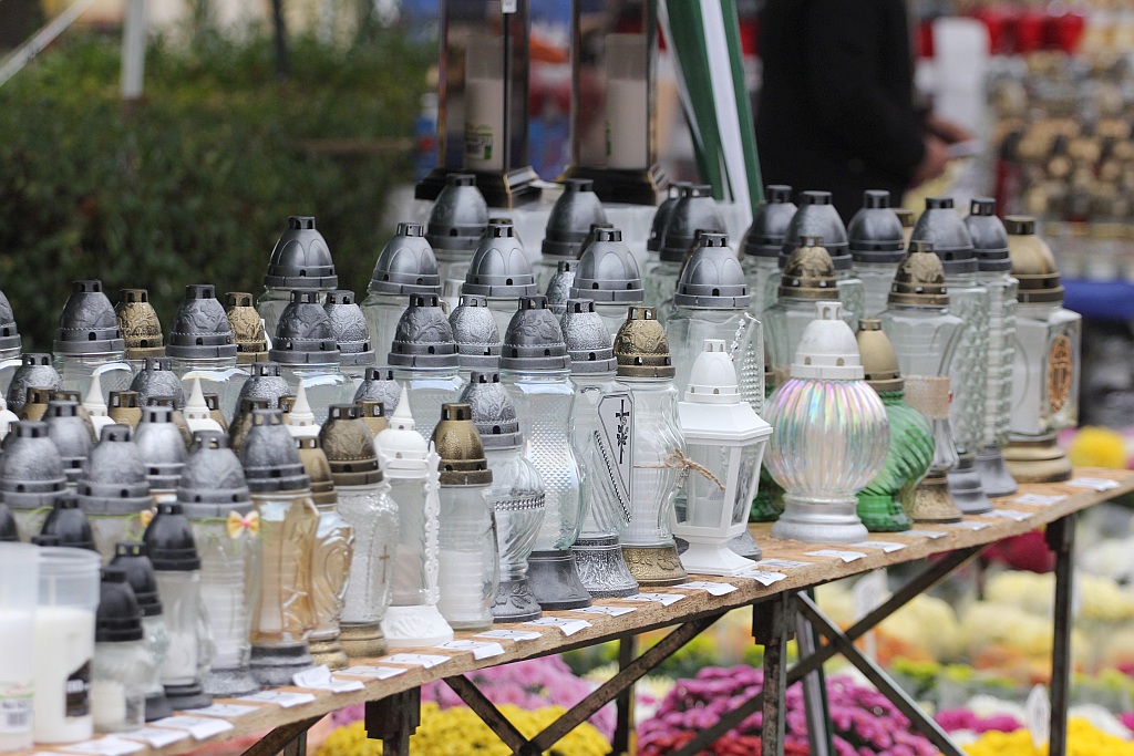 Rozpoczęła się sprzedaż kwiatów, stroików i zniczy na groby