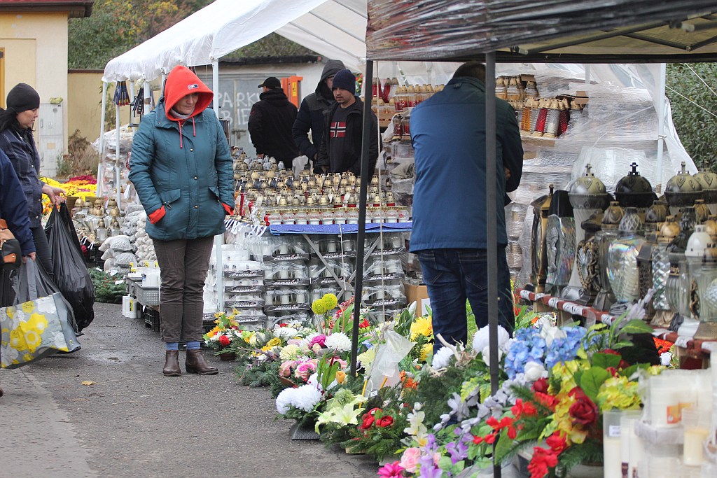 Rozpoczęła się sprzedaż kwiatów, stroików i zniczy na groby