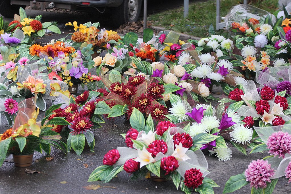 Rozpoczęła się sprzedaż kwiatów, stroików i zniczy na groby