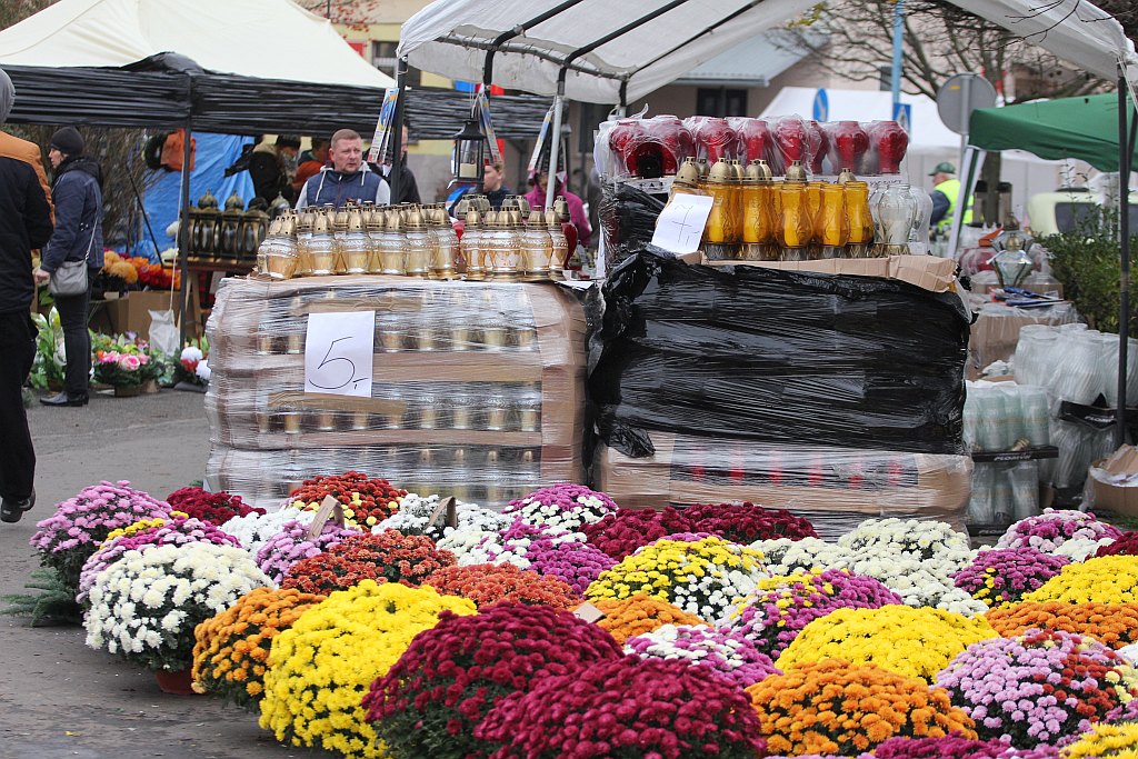 Rozpoczęła się sprzedaż kwiatów, stroików i zniczy na groby