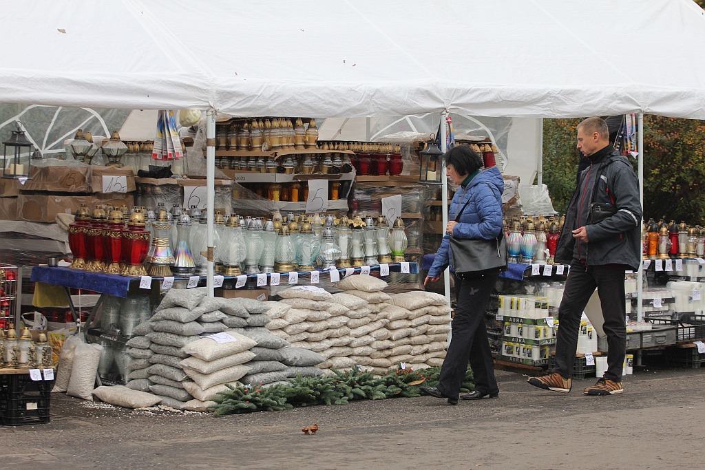 Rozpoczęła się sprzedaż kwiatów, stroików i zniczy na groby