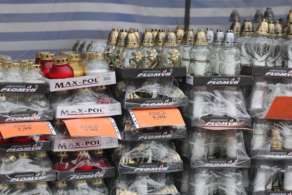 Rozpoczęła się sprzedaż kwiatów, stroików i zniczy na groby