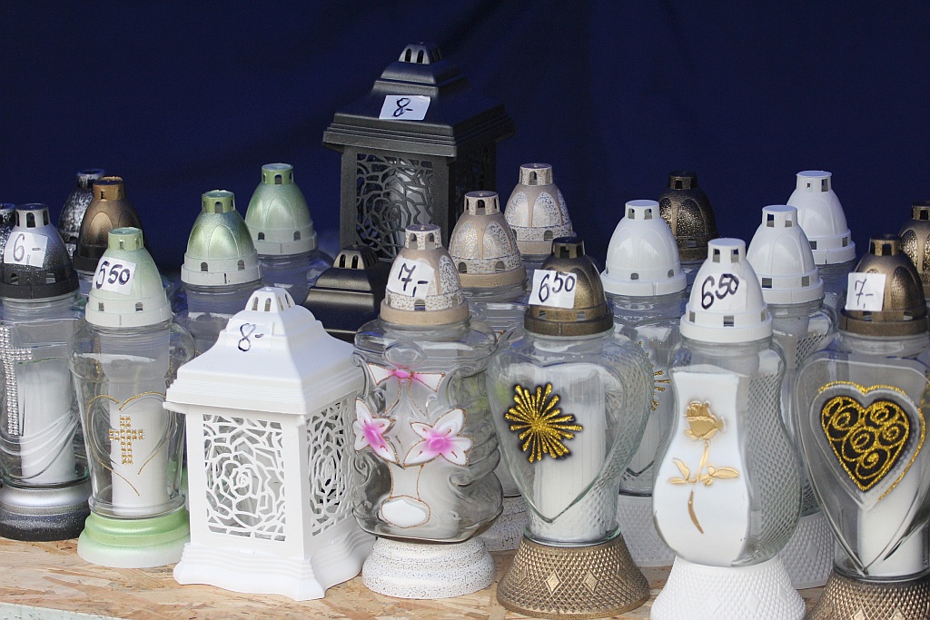 Rozpoczęła się sprzedaż kwiatów, stroików i zniczy na groby