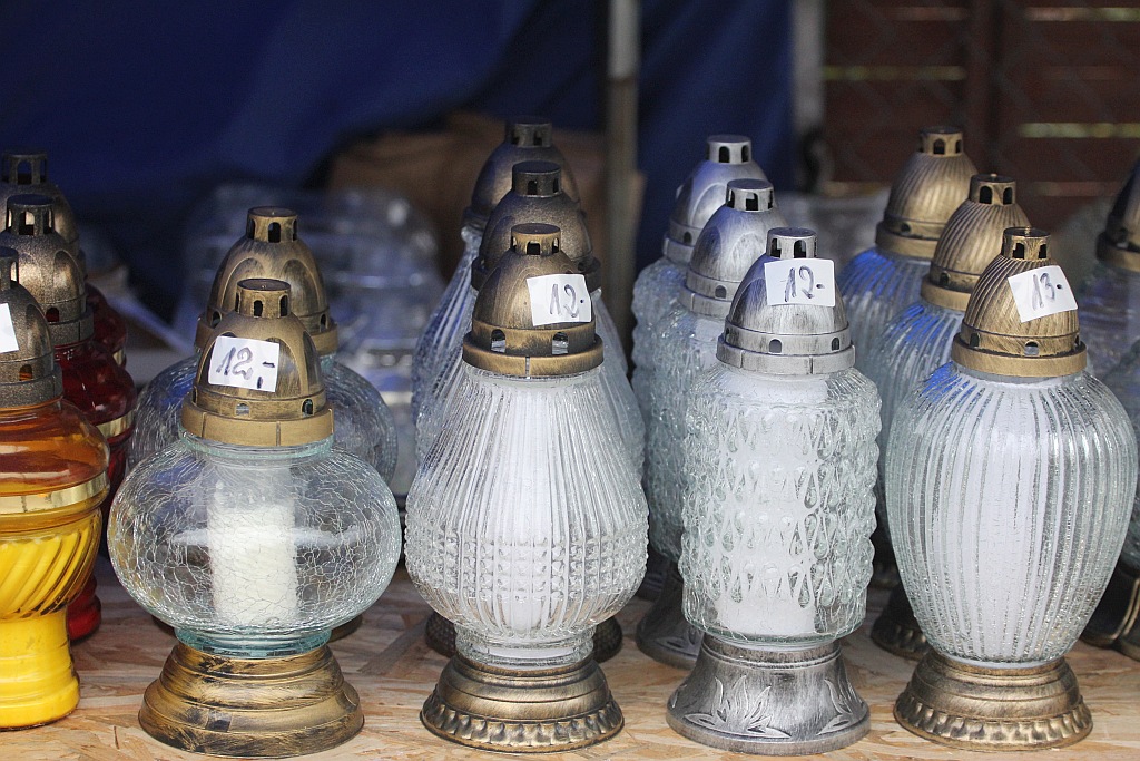 Rozpoczęła się sprzedaż kwiatów, stroików i zniczy na groby