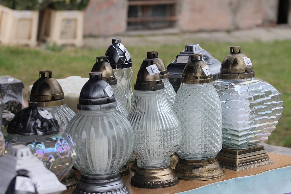 Rozpoczęła się sprzedaż kwiatów, stroików i zniczy na groby