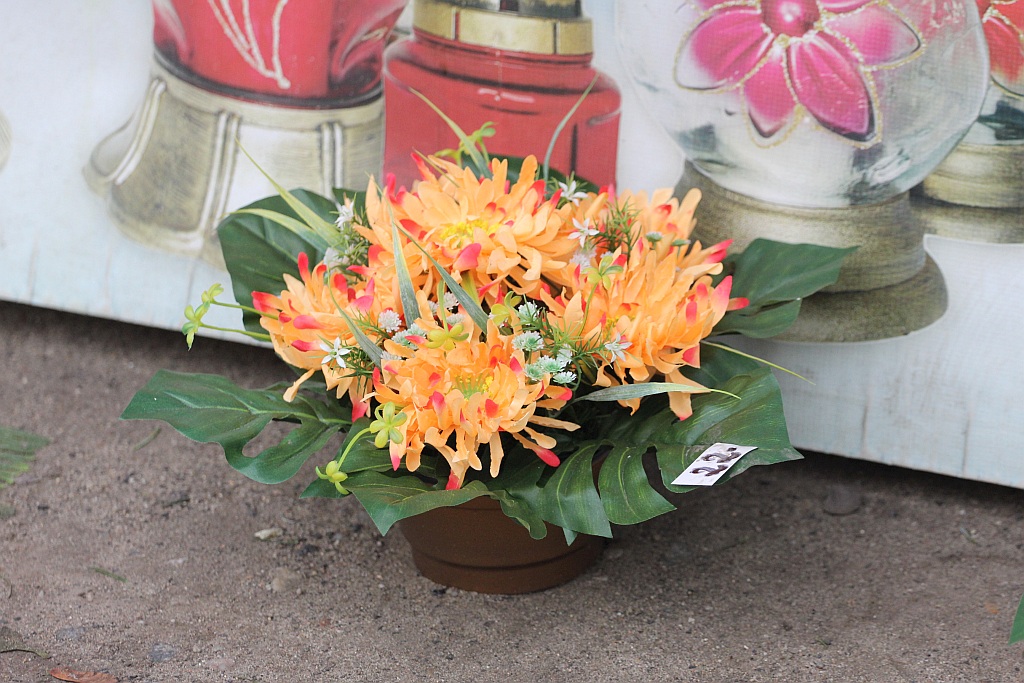 Rozpoczęła się sprzedaż kwiatów, stroików i zniczy na groby