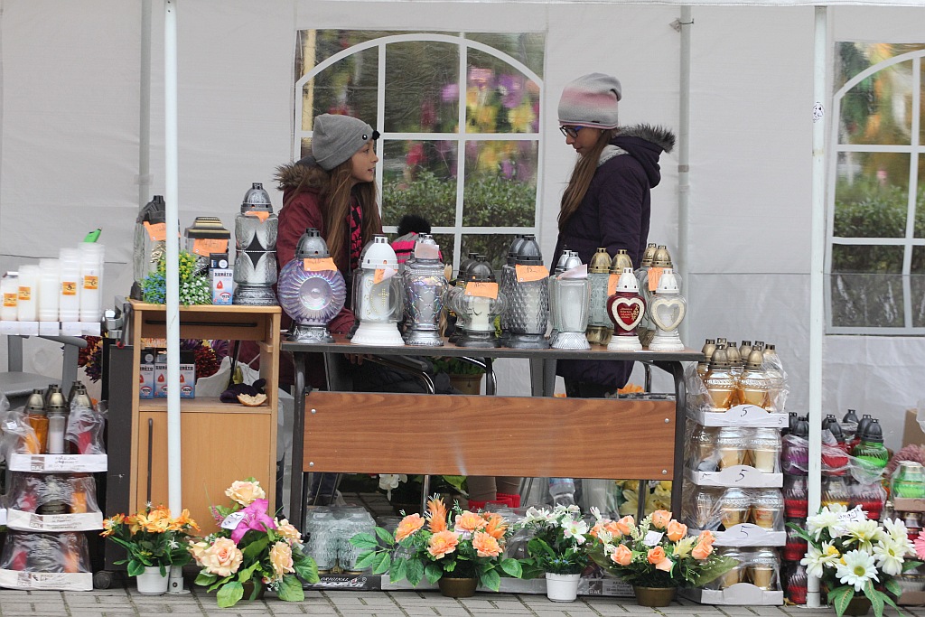 Rozpoczęła się sprzedaż kwiatów, stroików i zniczy na groby