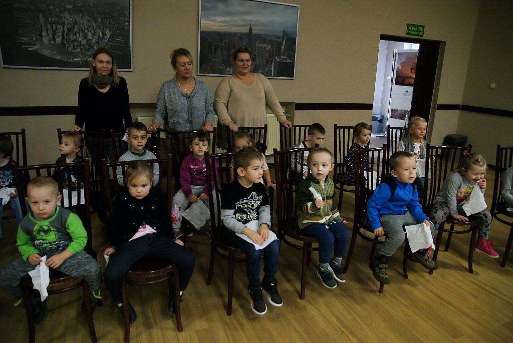 Trzy małe świnki gościły w Kunicach i czytały z dziećmi bajki