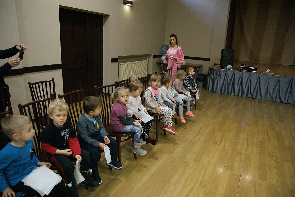 Trzy małe świnki gościły w Kunicach i czytały z dziećmi bajki