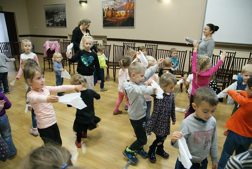 Trzy małe świnki gościły w Kunicach i czytały z dziećmi bajki